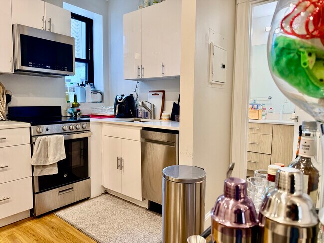 Building Photo - 829-833 Beacon Unit 504