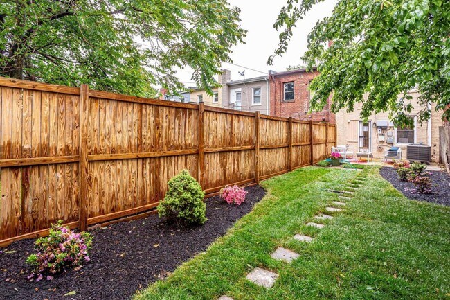 Building Photo - Sunny 2-Bedroom + Den  in SW Waterfront! - Parking included