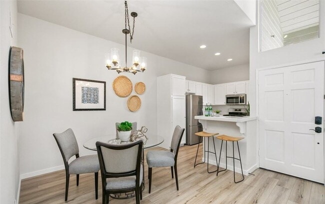 Building Photo - "Charming 1-Bedroom Retreat in Santa Ana!"