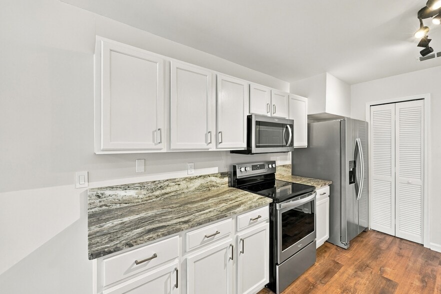 Granite countertops, white cabinetry and stainless steel appliances. - 3622 Caroline Vale Blvd