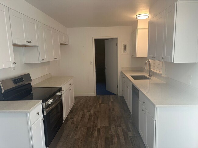 Building Photo - Updated 3 bedroom 1 bath home with large yard!