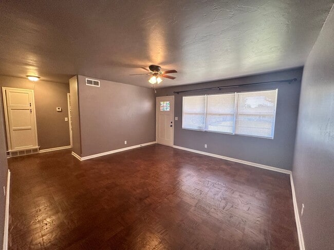 Building Photo - Fully Remodeled 3-bed 1-bath House Availab...