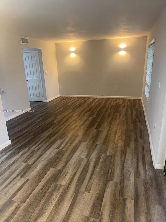 Building Photo - 3183 Coral Lake Dr