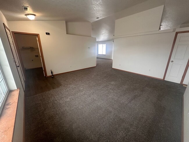 Building Photo - MOVE IN SPECIAL! New Carpet, flooring & pa...