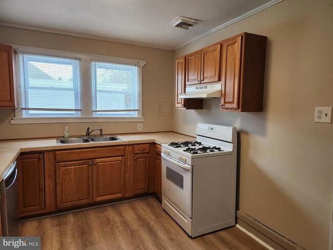 Building Photo - 132 S Broadway