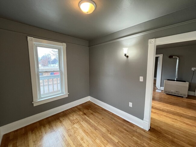 Building Photo - 637 S 3rd Ave