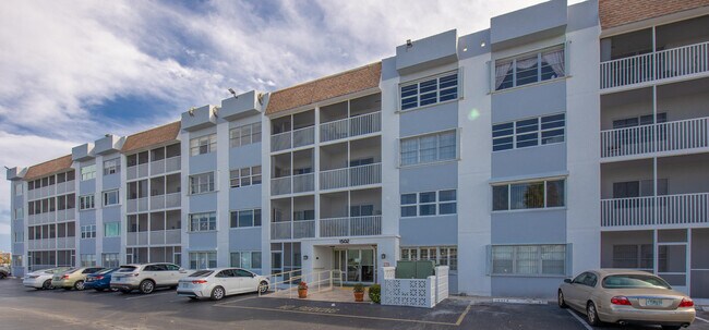 Building Photo - 1502 S Lakeside Dr