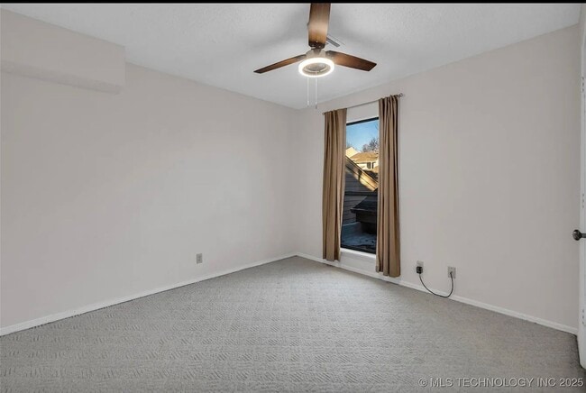 Building Photo - Gorgeous Condo in The Gated Community of The Timbers!