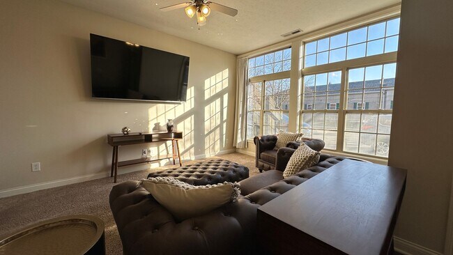 Building Photo - Amazing Location - Downtown Modern Living: 4 Bed 4 Bath!