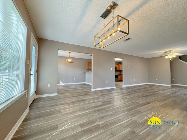Building Photo - Stylishly Updated 3BR Home Minutes from Destin Harbor & Henderson Beach!