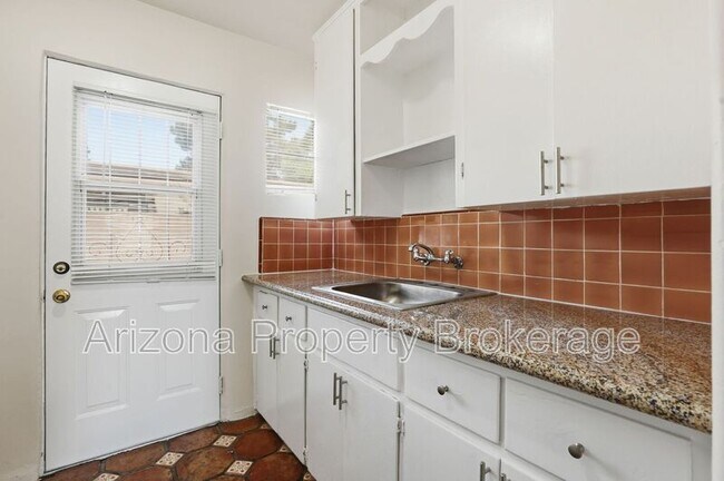 Building Photo - 1137 W Glenrosa Ave