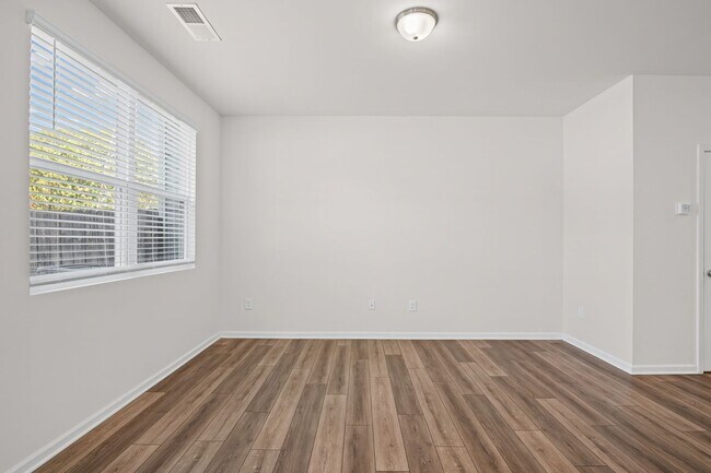 Building Photo - ***MOVE IN SPECIAL -$500 OF FIRST 2 MONTHS RENT WITH A FEBRARY 27TH OR SOONER MOVE IN DATE***Welc...