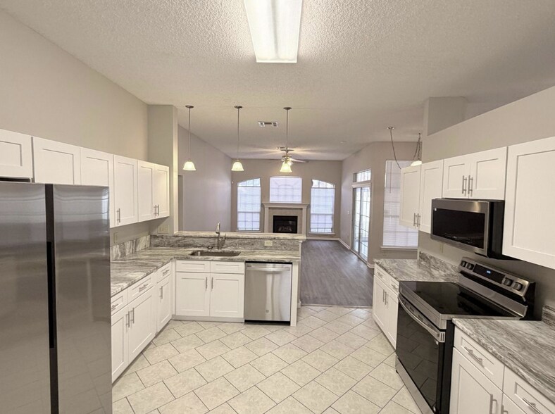 Building Photo - 1930 Hollington Dr