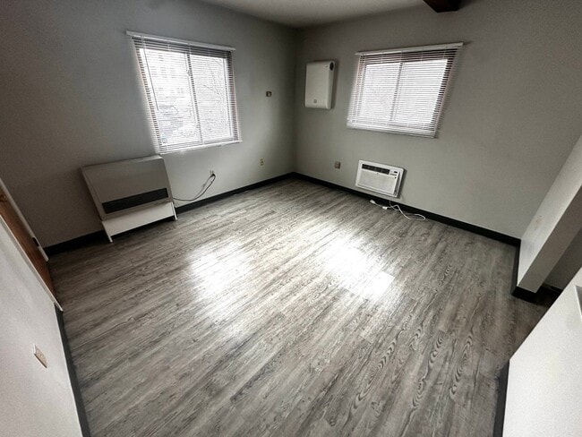 Building Photo - 10 Thompson St