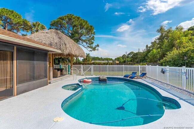 Building Photo - 2550 SE Calais St