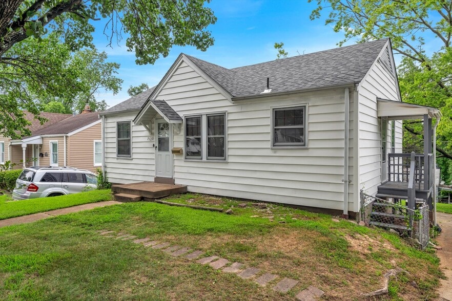 Building Photo - 7120 Roslyn Dr