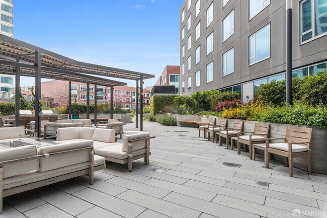 Building Photo - 1000 3rd St