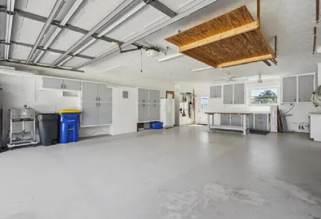Building Photo - 1360 SW Albatross Way