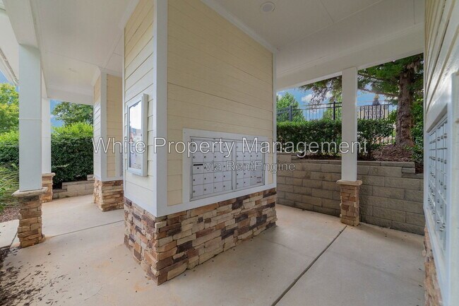 Building Photo - 825 Gentlewinds Ct