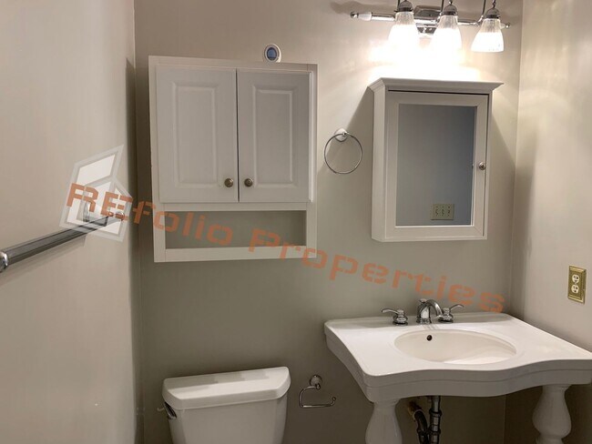 Building Photo - Charming 2-Story 2 BR Townhome @ Paxton To...