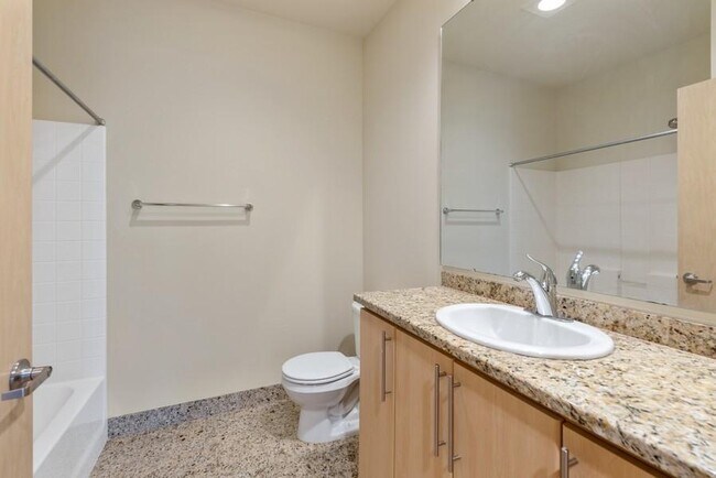 Building Photo - 2 bedroom in Seattle WA 98103