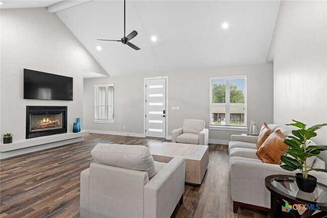 Building Photo - 2204 Magnolia Dr