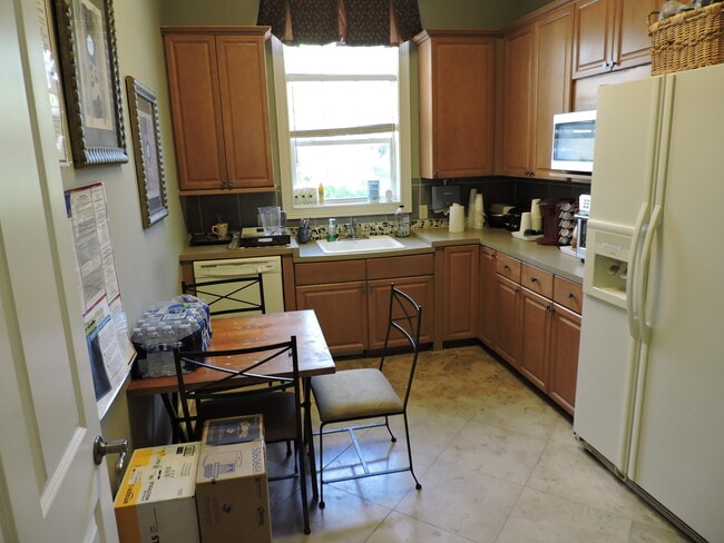 Building Photo - 730.5 Myrtlewood Cir W