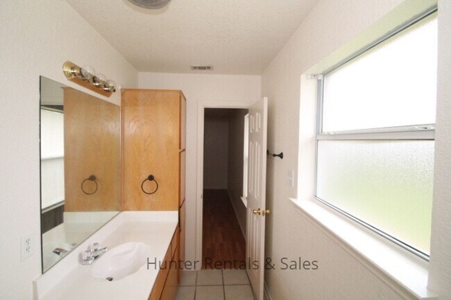 Building Photo - 4301 Thunder Creek Dr
