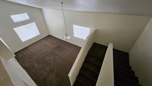 Building Photo - Two-Story 4BD Home with Central A/C, Fireplace & Oversized Yard