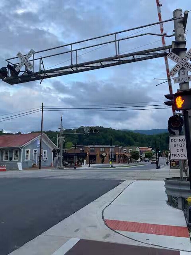 Building Photo - 62 Bailey Ave