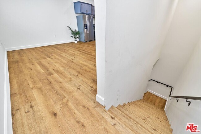 Building Photo - 14550 Burbank Blvd