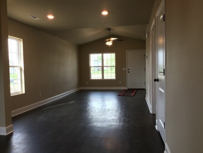 Building Photo - Beautiful newer built  2 bedroom, 2 bath