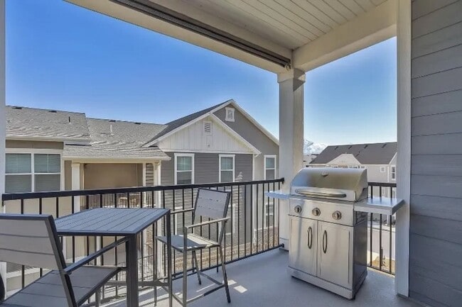 Building Photo - Modern 3 Bed / 2 Bath Condo in Amenity-Ric...