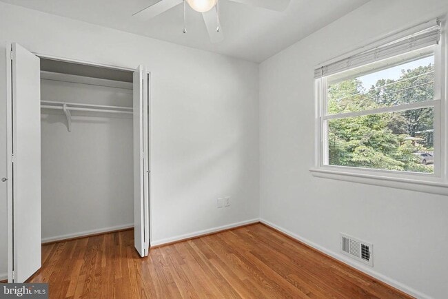 Building Photo - 604 Yeonas Dr SW