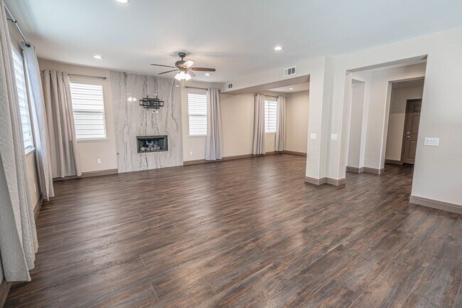 Building Photo - Tesoro Del Valle 4 Bedroom + Loft Home for...