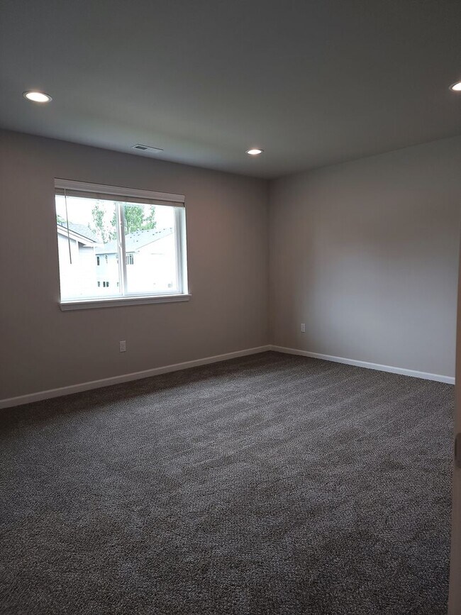 Building Photo - 15717 View Dr Ct SE