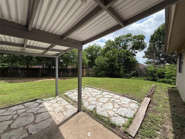 Building Photo - 1109 Village Green Dr