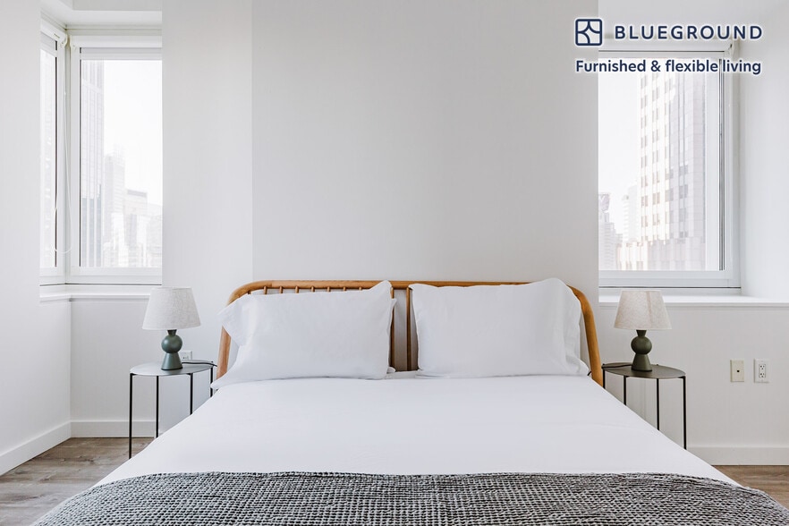 Building Photo - 70 W 45th St