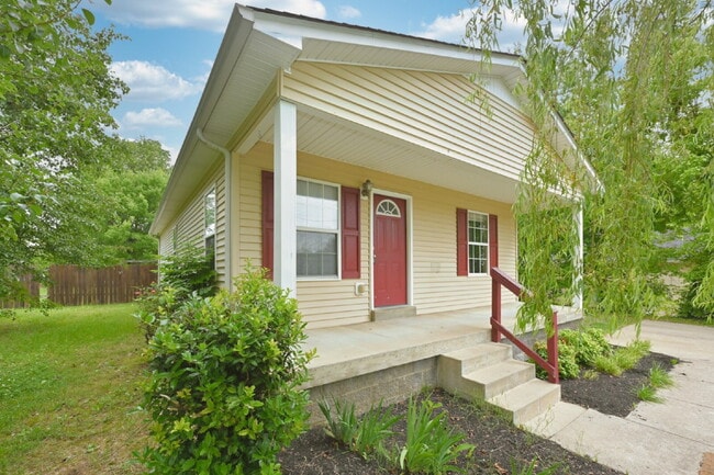 Building Photo - Springfield Gem! 3BR/2BA with Big Yard, St...