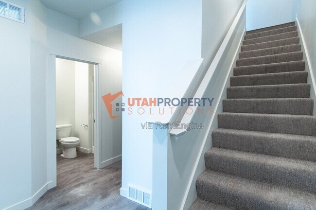 Building Photo - 1043 W 400 S