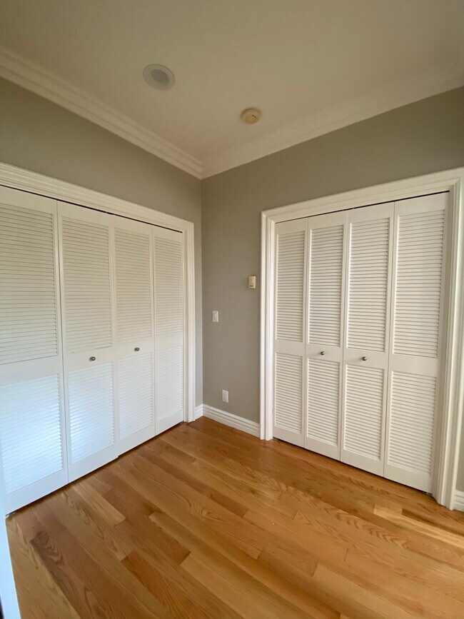 Building Photo - 152 S Peck Dr