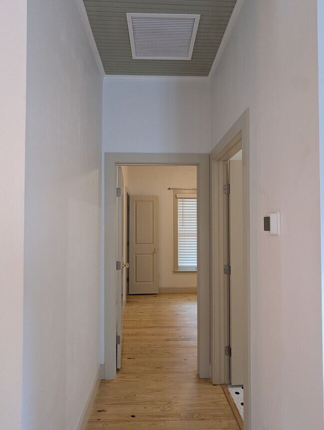 Building Photo - Stunning Fully Renovated 3-Bedroom, 2-Bathroom Cottage-Style Home