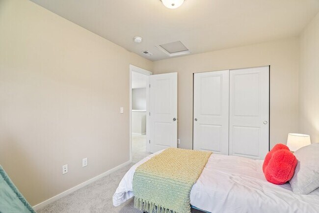 Building Photo - Spacious 3 Bed, 3 Bath Home with Fenced Yard and Driveway Parking