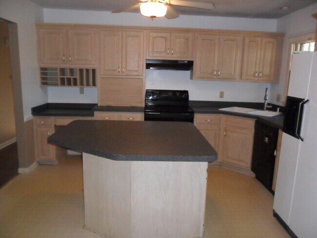 Building Photo - COMING SOON! Spacious Home w/ Finished Basement, Fenced Backyard & Garage!