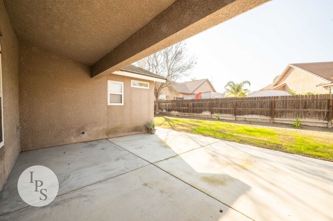 Building Photo - Kerman Westside Home, 3BR/2BA, Built 2004 - Lots of Amenities!