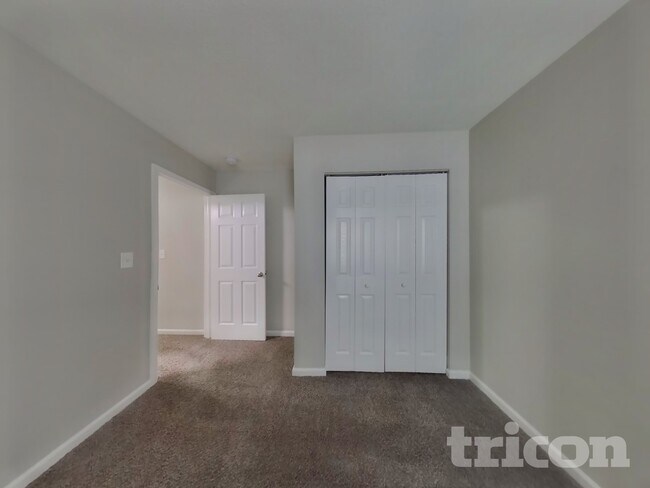 Building Photo - 2437 Middle View Dr