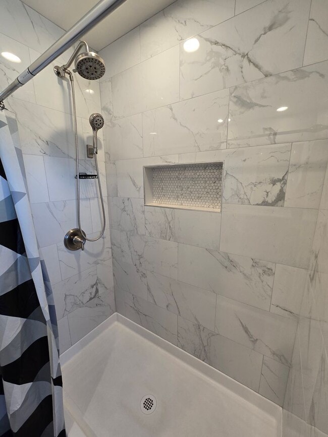 Building Photo - Beautiful, Clean 4 bedroom with Solar!!