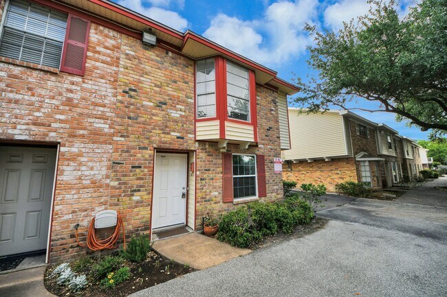 Building Photo - 10654 Hazelhurst Dr