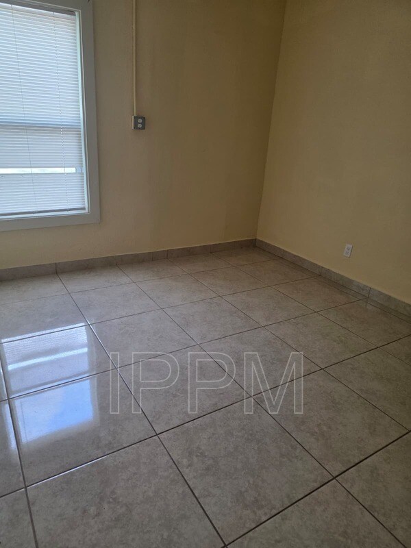 Building Photo - 902 N D St