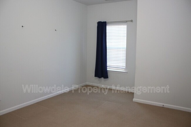 Building Photo - 200 Birdsgrove Ct